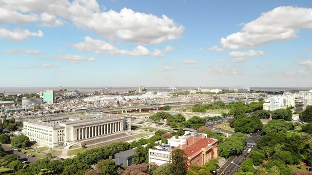 Vista a&eacute;rea panor&aacute;mica sobre el Barrio de Recoleta, en Buenos Aires con vista a la Zona Portuaria de Retiro y el R&iacute;o de la Plata.