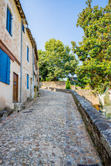 Dans le village de Terrasson-Lavilledieu