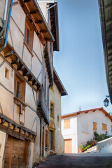 Fototapeta na wymiar Casa y calle vieja de la ciudad de roanne en francia