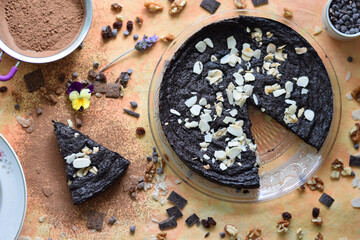 El panforte es un postre tipico de la toscana italiana, sus ingredientes mas importantes son el chocolate, la fruta, las nueces y almendras.