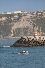 Barco entra no porto de pesca da Nazaré, Portugal.