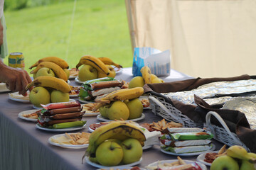 Avituallamiento en una prueba deportiva, a base de platanos, manzanas, barritas energeticas 