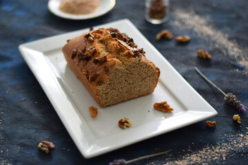 Budin vegano de banana, nueces y harina integral, ideal para un desayuno liviano.