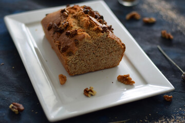 Budin vegano de banana, nueces y harina integral, ideal para un desayuno liviano.