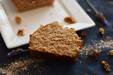 Budin vegano de banana, nueces y harina integral, ideal para un desayuno liviano.