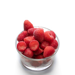 Pedazos de fresas frescas  en vaso sobre fondo blanco