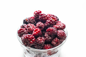 Zarzamoras  frescas y congeladas con fondo blanco