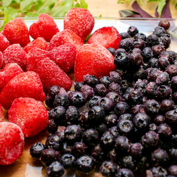 Fresas Y Mora Azules En Plato