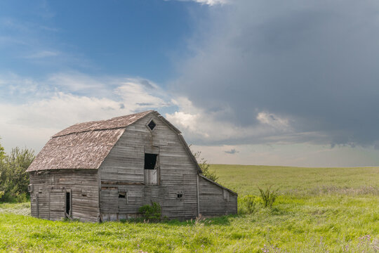 an old abandoned barn in the countryside