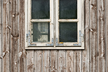 Altes Fenster einer Holzhütte. 