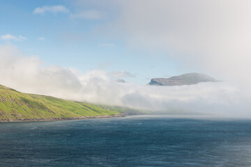 Nebel zieht über die Inseln der Färöer im Sommer.