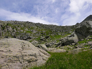meraviglioso panorama delle montagne dolomitiche in estate con verdi vallate e cime rocciose