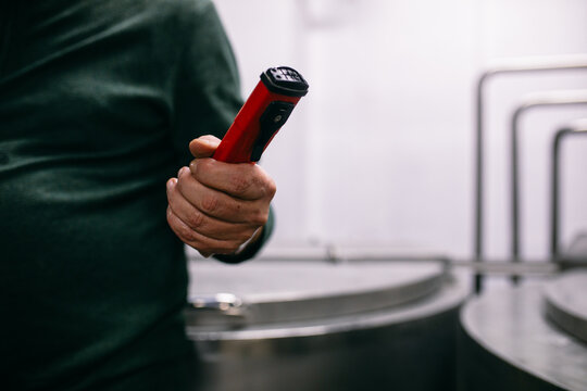 brewer using manual hydrometer