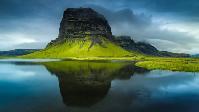 Montagne Lomagnupur et son reflet en Islande