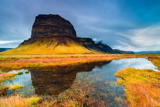 Montagne Lomagnupur et son reflet en Islande