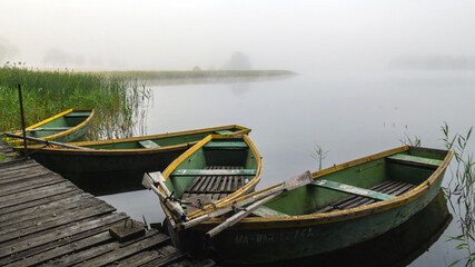 Poranna mgła nad jeziorem Mojtyny
