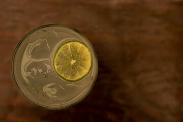 Limonada, cenital en fondo de madera.
