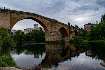 Fototapeta na wymiar puente romano de ourense