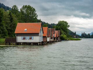 Fototapeta na wymiar Häuser am See, Alpsee