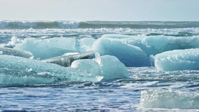 Medium shot, icebergs on Okulsarlon Beach