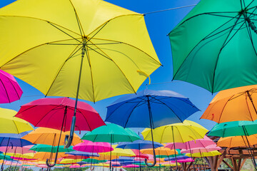 青空に飾られたカラフルな傘ースカイアンブレラー