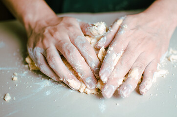 Obraz na płótnie Canvas hands of the person preparing the dough