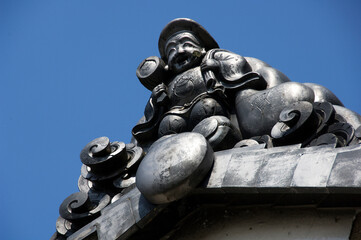 澄み切った青空と大黒天の鬼瓦