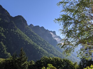 快晴の夏の北海道の層雲峡黒岳と雲