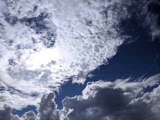 抜けるような青空と白い雲