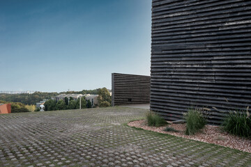 The modern building supports the vertical column three-dimensional parking lot