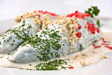 chiles relleno, plato de chiles en Nogada cocina tradicional mexicana de Puebla México