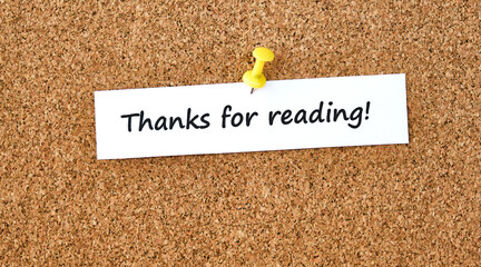 Naklejka premium Thanks for reading. Text written on a piece of paper, cork board background.