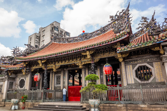 famous attraction of Lungshan temple