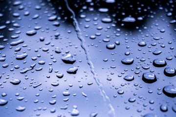 gotas de lluvia se deslizan sobre el cristal