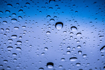 gotas de lluvia se deslizan por sobre el cristal