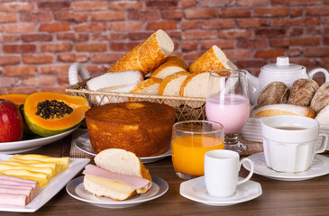 Café da manhã, Breakfast. Ingredientes para um café da manhã. Pães, frutas, café, chá, yougurte, bolo, presunto, queijo e suco. Para pousadas e hotéis. 