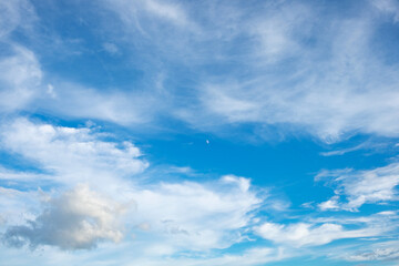 Naklejka na ściany i meble 青空と雲の模様、小さな月