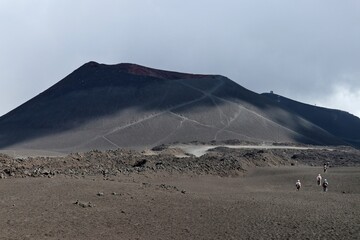Etna - Escursionisti al Cratere del Laghetto