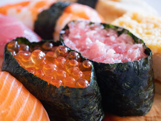 イクラとねぎとろのお寿司。海苔で巻いた軍艦寿司。 © yukimco