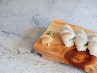 ホタテのお寿司。酢飯の間に大葉が入ったホタテ貝の握り。