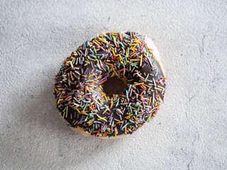 チョコレートでコーティングされてるドーナツ。