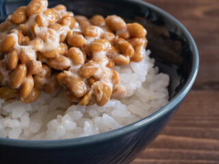 納豆のクローズアップ。白いご飯の上に乗った発酵食品の納豆。