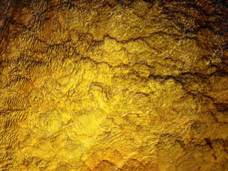 Textura de una pared de roca dentro de una cueva, iluminada por antorchas. Fondo de arte digital para el concepto de Prehistoria.