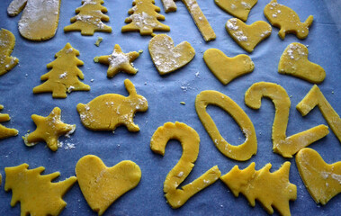 Shortbread liver of various shapes on a baking tray. 2021, christmas