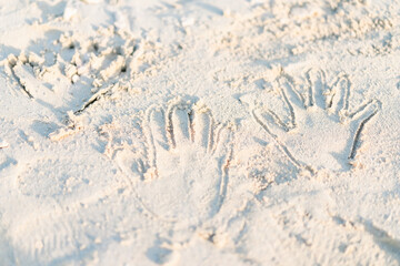 浜辺で手形