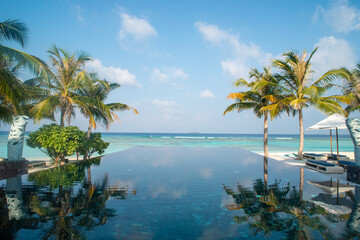 Fototapeta na wymiar Brimless Swimming Pool in the Best Romantic Tropical Resort