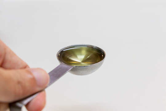 計量スプーンで液体の分量を量る