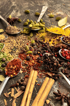 spices and herbs, set of spices on spoons in circle © ReShape.