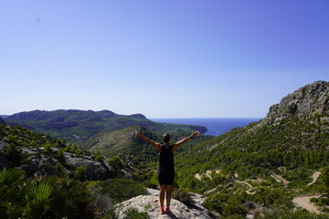 Mujer disfrutando del senderismo en Mallorca