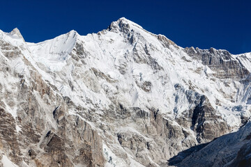 Mount Cho Oyu (8.188 m) Südwand. Schneebedeckte Wand des hohen Himalaya-Gipfels. Nepal.